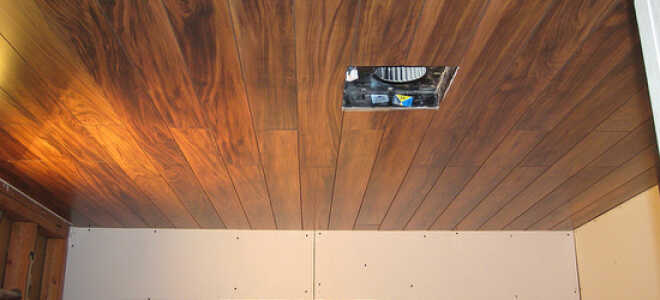 Отделка потолка ламинатом