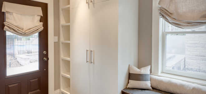 Как оформить прихожую с окном – виды и преимущества