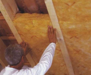 Мужчина укладывает пеноплекс