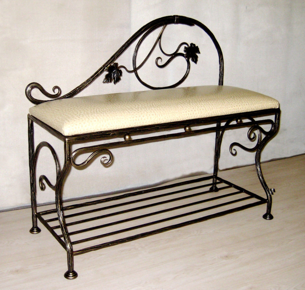 кованная металлическая скамейка 