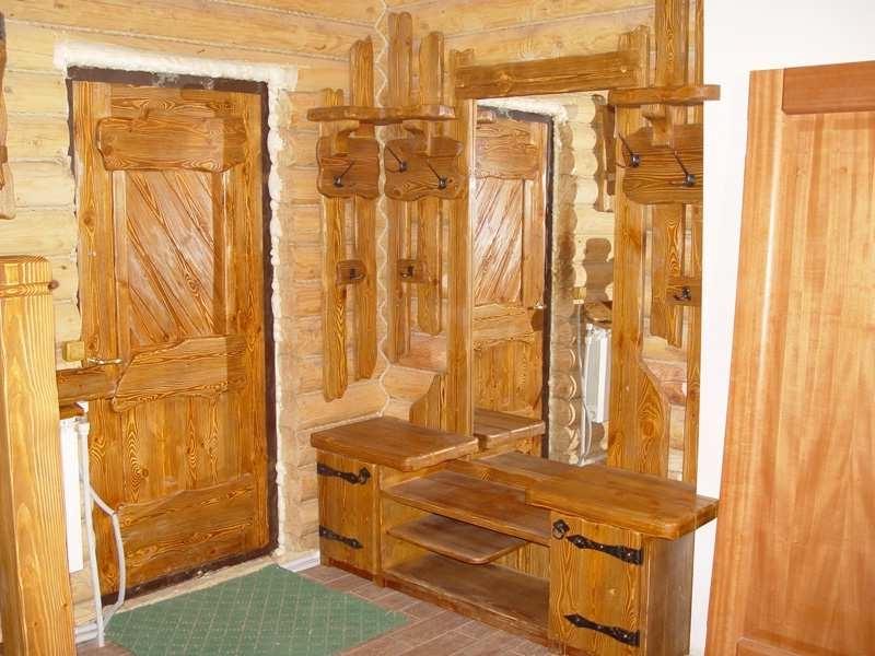 Браширование древесины в прихожей