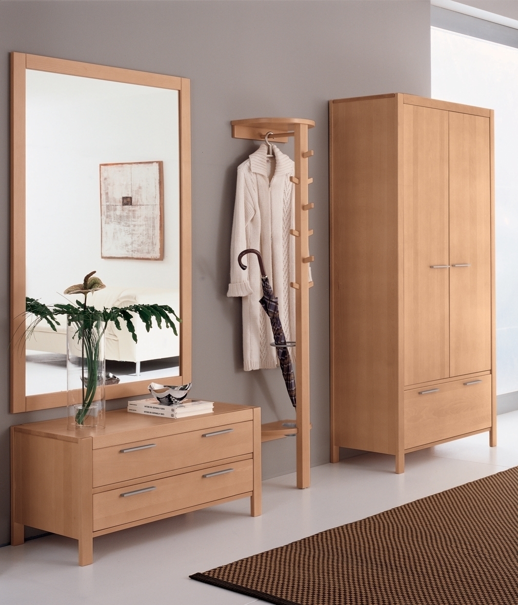 Экологичная стенка в прихожую из дерева