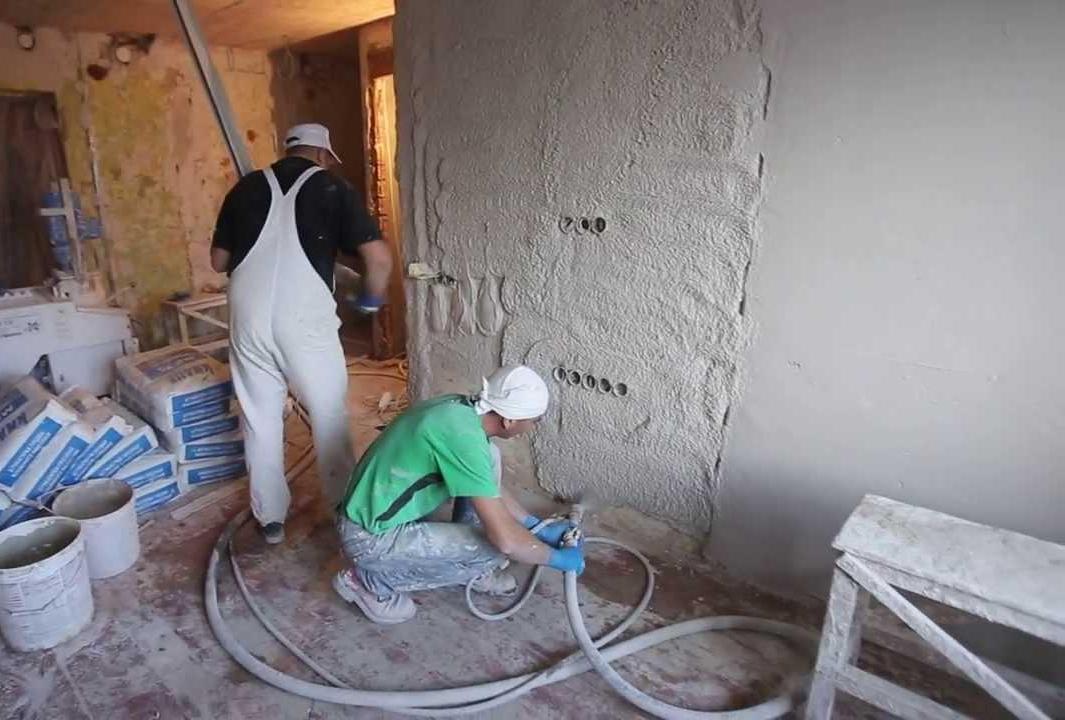 Как штукатурить стены