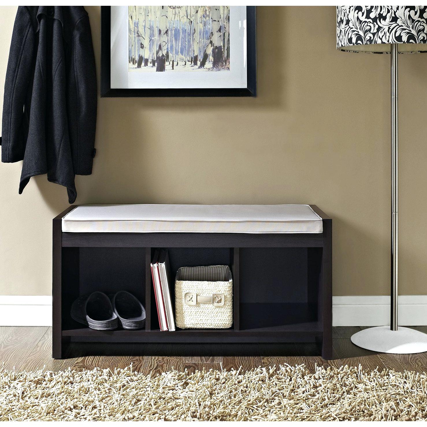 Скамейка с задней стенкой в прихожей 