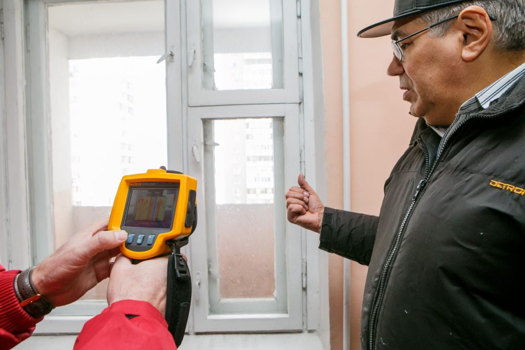 Осмотр деревянных окон перед утеплением