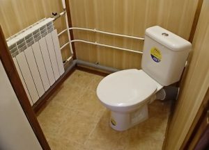Отделанный туалет коричневыми панелями