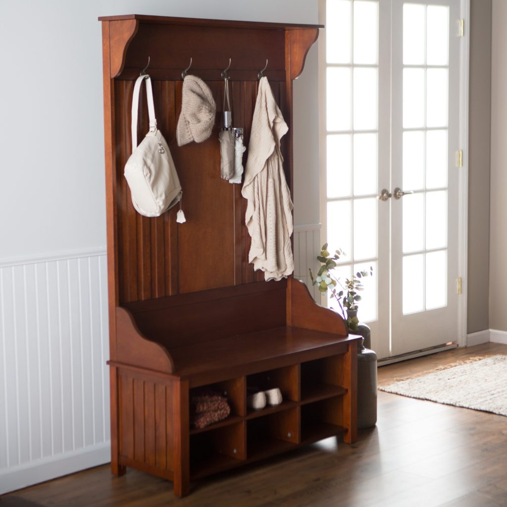 Скамейка с отделением под одежду