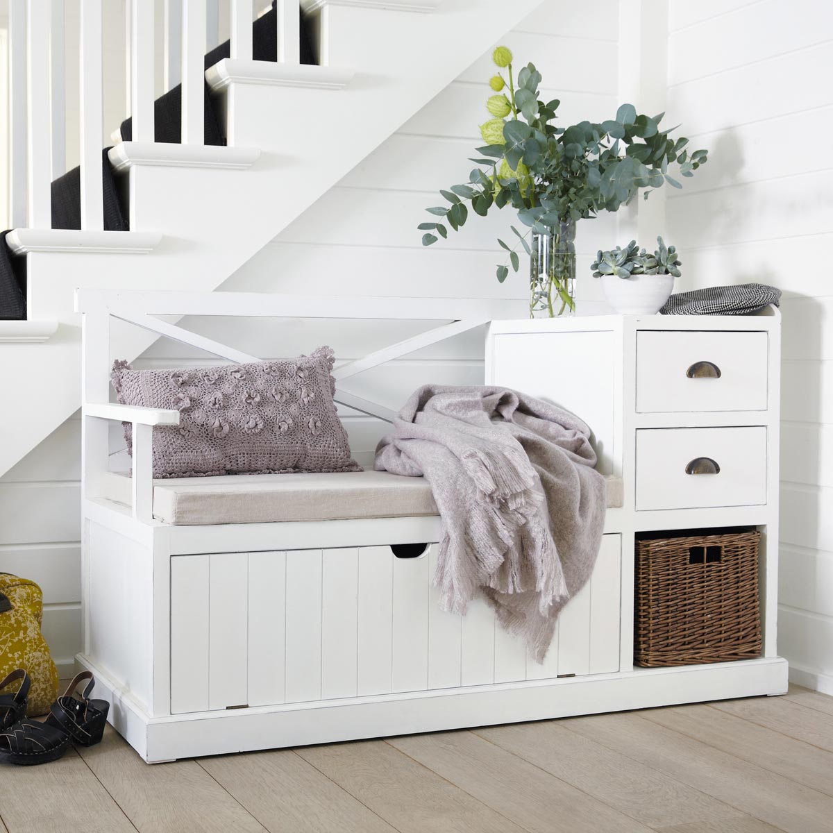 Скамейка с ящиками и полками в прихожей