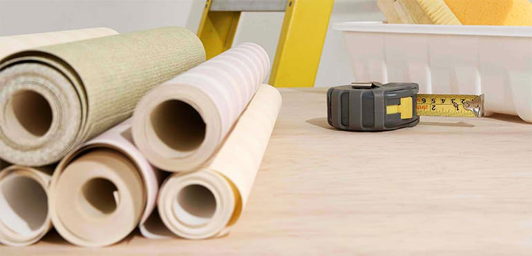 Сначала клеят обои или натягивают потолок