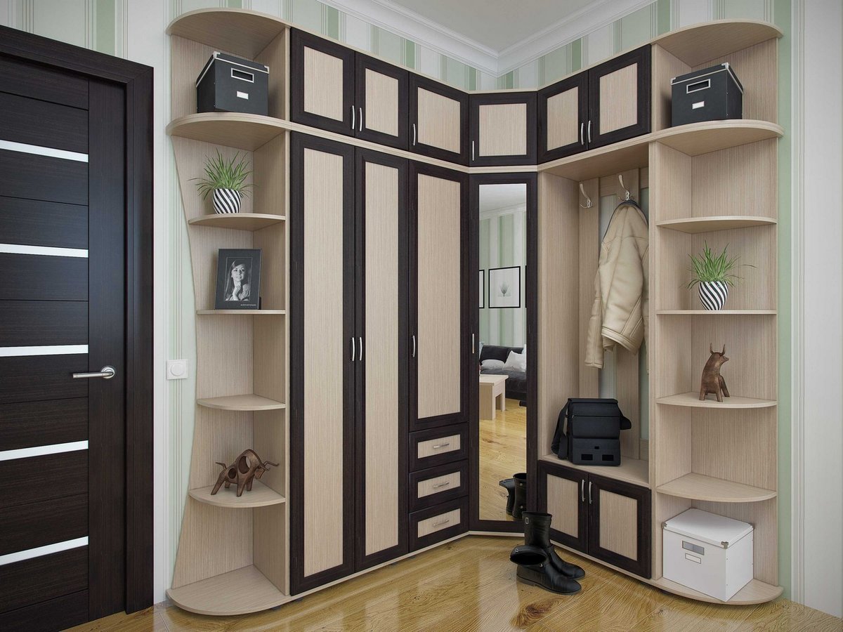 Угловой шкаф в прихожей