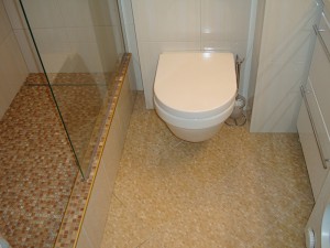 Пол в ванной комнате