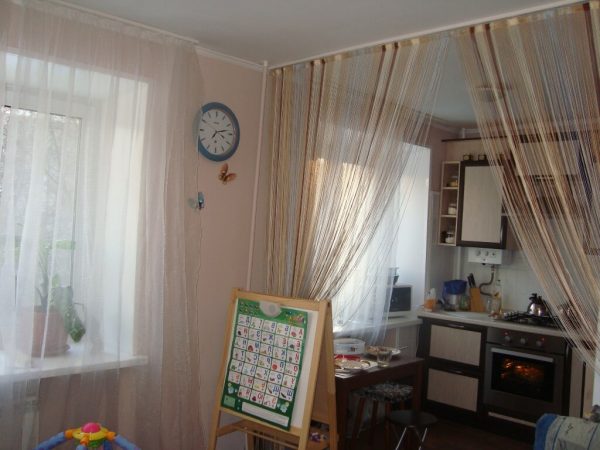 Foto-31-Zonirujushhie-prostranstvo-nitjanye-dekorativnye-shtory