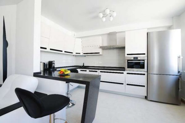 белая кухня с чёрной столешницей в стиле хай тек