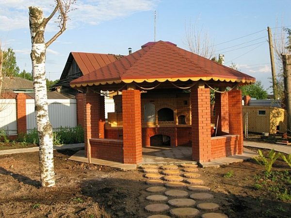 besedka-s-pechyu-barbekyu10