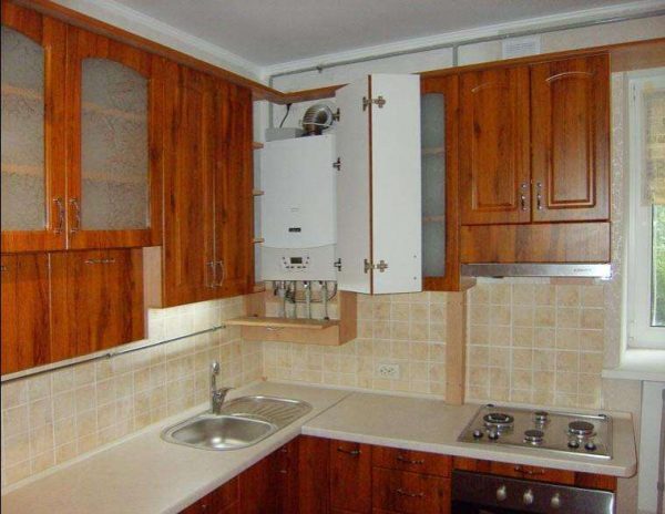 интерьер кухни с газовым котлом в углу