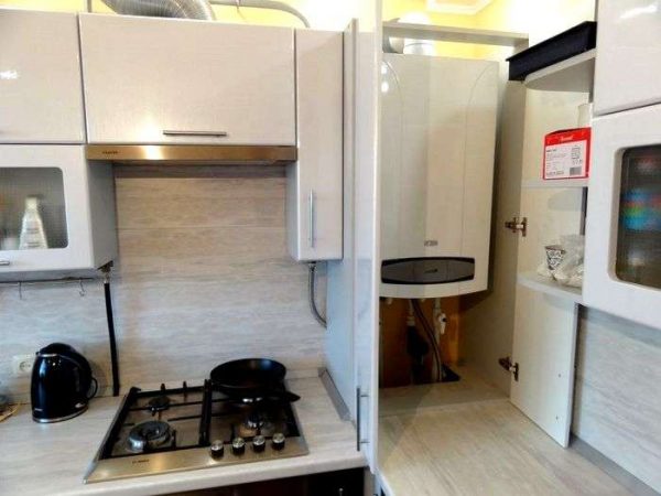 газовой котёл в углу кухни