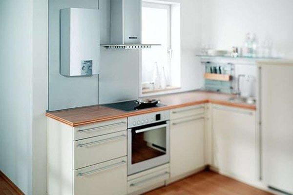 газовой котёл на стене светлой кухни