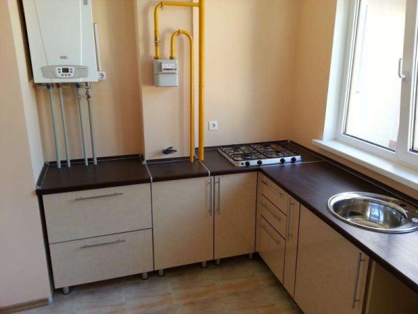 газовой котёл на кухне со счётчиком