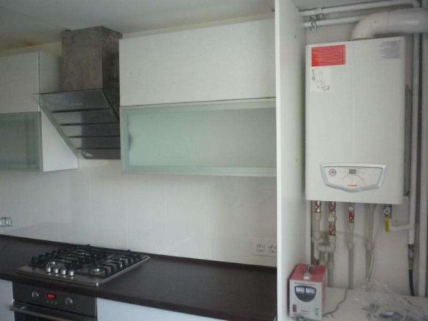 газовой котёл на кухне за дверцей