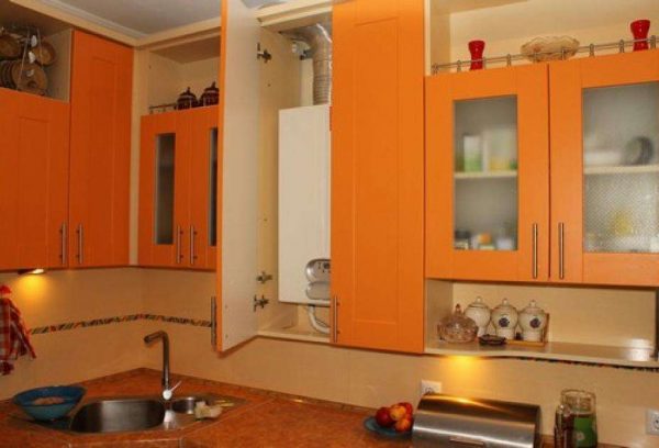 газовой котёл в шкафу на кухне