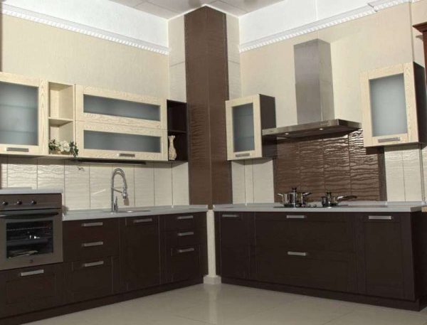 Дизайн кухни с газовым котлом в углу