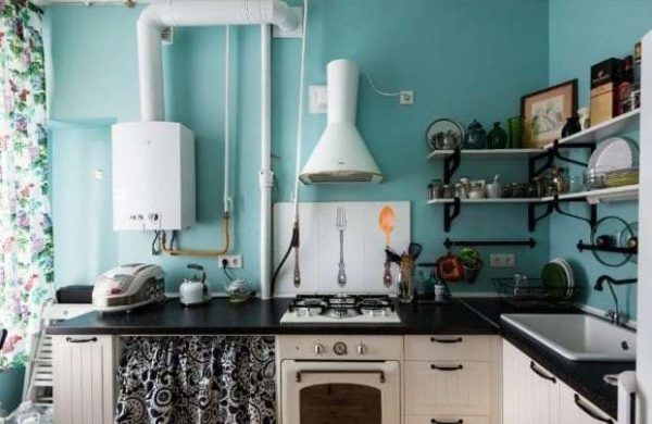 газовой котёл на кухне с открытыми полками