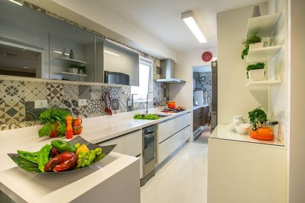 бежевая кухня с цветами на полках