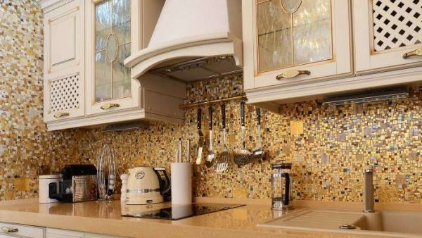фартук из мозаики из плитки на кухне