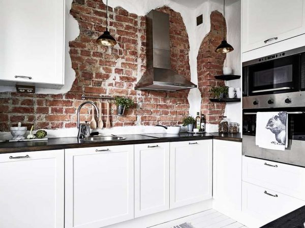 кирпичная кладка на белой кухне