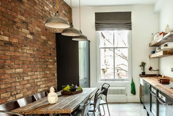 кирпичная кладка на кухне с деревянной столешницей