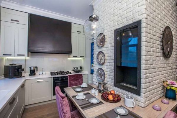 Дизайн кухни с белой кирпичной стеной