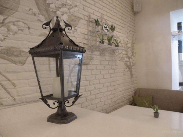 декор прованс на фоне кирпичной стены