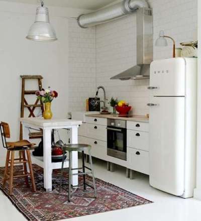 белая кухня с кирпичной стеной