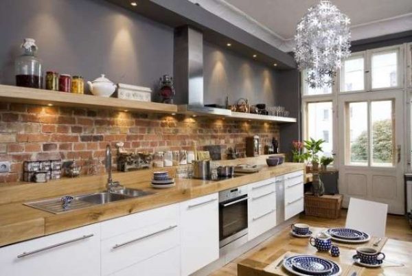 кирпичный фартук на кухне