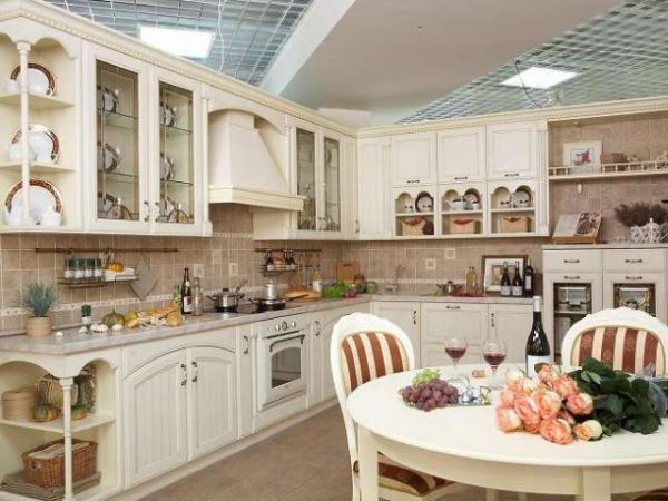 открытые полки в интерьере светлой кухни в классическом стиле