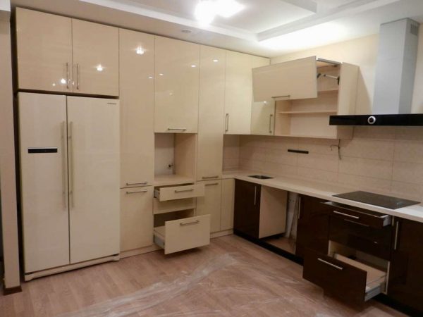 кухня до потолка цвета кофе с молоком с глянцевыми фасадами
