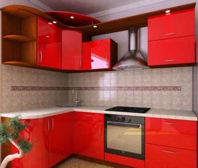 бежевый фартук на фоне красной кухни