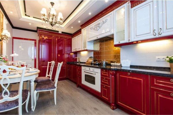 красно белый гарнитур в интерьере классической кухни