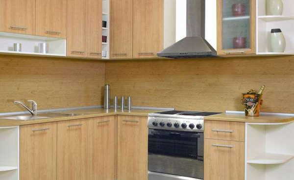 угловая светлая кухня своими руками из мебельных щитов