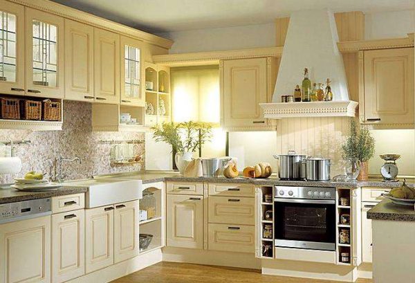 светлая угловая кухня из мебельных щитов