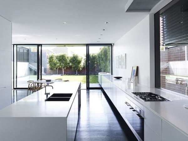 дизайн кухни в стиле минимализм с островом