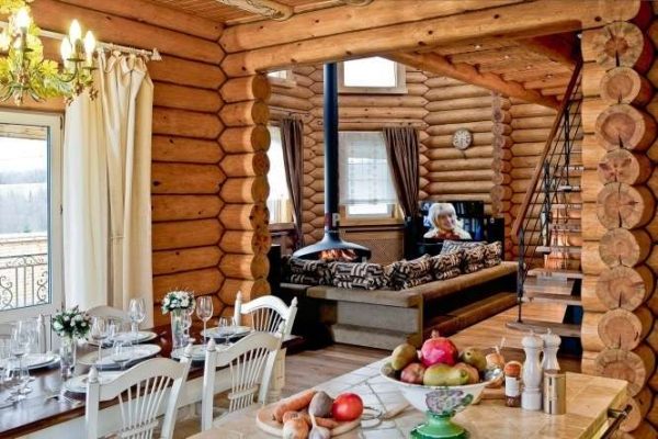 интерьер кухни гостиной в деревянном доме