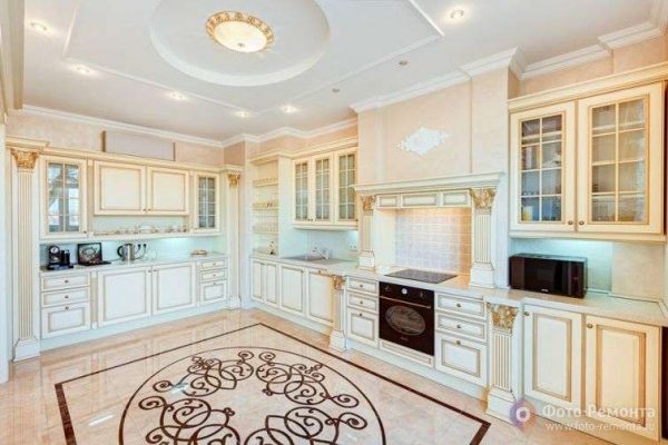 многоуровневый потолок интерьер кухни в классическом стиле 