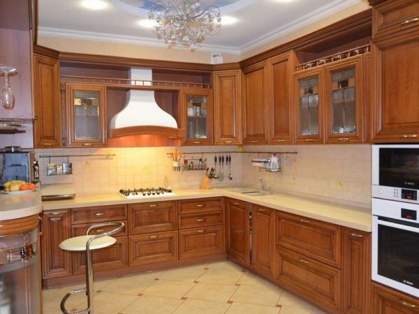 барная стойка на кухне в классическом стиле
