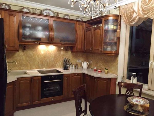 массивный кухонный гарнитур из дерева в классическом стиле