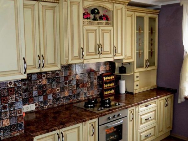 фартук из кафеля разноцветного на кухне в классическом стиле