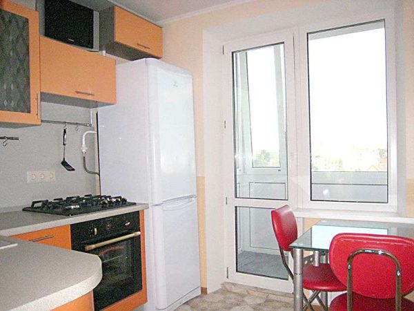 кухня возле балкона в однокомнатной квартире