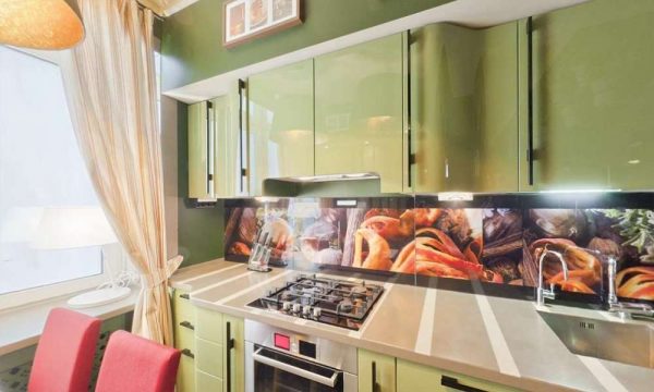 кухня оливкового цвета с глянцевыми фасадами
