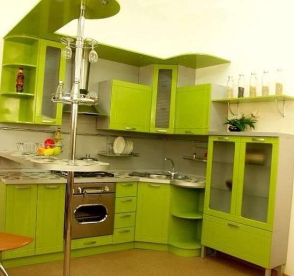 салатовый гарнитур с барной стойкой на кухне
