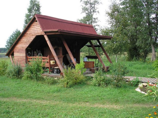 letnyaya-kuhnya-v-forme-besedki
